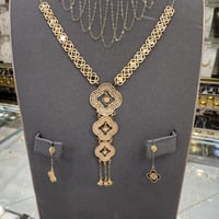 طقم ذه مع المخنق ناعم عيار 18 وزن 5.36 جرام