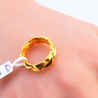 دبلة ذهب عيار 21 تصميم أمواج وزن 2.45 جرام – أناقة...