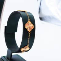 طقم ذهب تصميم الفان كليف ثلاث وردات عيار 21 وزن 6....