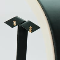 طقم ذهب عيار 18 تصميم الماسي وزن 3.39 جرام بإطلالة...