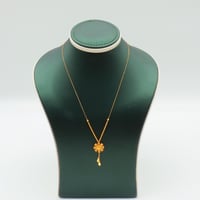 عقد ذهب عيار 21 زهرة مشعة وزن 2.15 جرام بتعليقة أن...