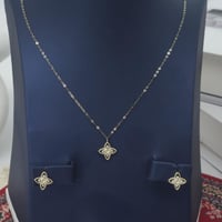 طقم وردة الكوين تصميم الماسي ذهب عيار 18 وزن 2.6 ج...