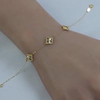 اسوارة فان كليف ذهب عيار 18 ثلاث وردات وزن 1.5 جرا...