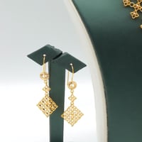 طقم ذهب عيار 21 وزن 21.21 جرام بتصميم شبكي متدرج م...