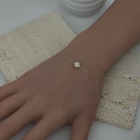 اسوارة فان كليف لون ابيض ذهب عيار 18