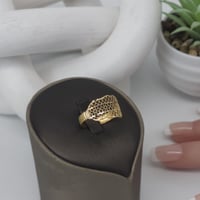 خاتم بتصميم شبكي فريد ذهب عيار 21