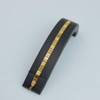 اسوارة ذهب عيار 21 بتصميم ونقوش فريدة وزن 8.4 جرام