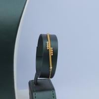 طقم ذهب عيار 21 مبروم بتصميم كرات الدوريكاء وزن 11...