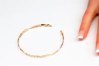 سوارة ذهب بتصميم متداخل عيار 18 وزن 4.2 جرام من ال...