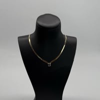 عقد ذهب الفلات تصميم الماسي باللون الكحلي عيار 18...