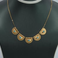 طقم ذهب الرمش عيار 21 مطعم بحبة لولو فيروزي وزن 10...