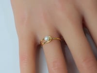 خاتم ذهب ناعم عيار 18 بوزن 0.7 جرام مزين بحبة لولو