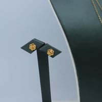 طقم ذهب عيار 21 مميز بتصميم ثلاثة دور وزن 6.52 جرا...