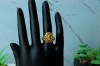 خاتم ذهب عيار 21 فخم بنقش الوردة الانيق بوزن 2.6 ج...