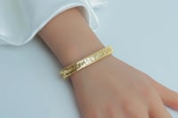 سوارة ذهب الاوميقاء المطاطية بشكل المقمش عيار 18 و...