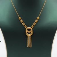 طقم ذهب عيار 21 وزن 7.95 جرام بتصميم تعليقة مركزية...