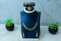 طقم ذهب تصميم انيق عيار 18 وزن 17.8 جرام