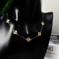 عقد فان كليف ذهب عيار 18 مع خمس وردات ناعمة وزن 2....