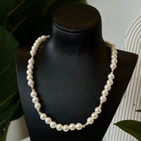 عقد مطعم بالؤلؤ الزراعي بتصميم الكرات الذهبية لأطل...