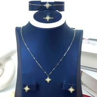 طقم وردة الكوين تصميم الماسي ذهب عيار 18 وزن 2.6 ج...