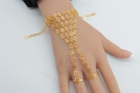 كف ذهب المنثورة بخاتمين عيار 21 وزن 10.6 جرام