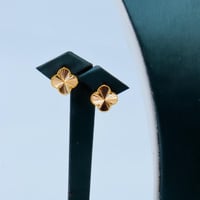 طقم ذهب الفان كليف بتصميم المبروم خمس وردات عيار 2...