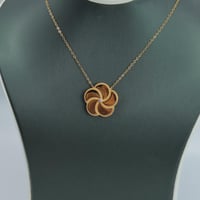 عقد ذهب الوردة عيار 18 وزن 6.37 جرام