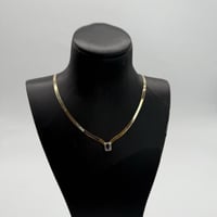 عقد ذهب الفلات تصميم الماسي باللون الكحلي عيار 18...