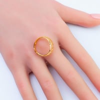 خاتم ذهب عيار 21 تصميم مزخرف وزن 1.5 جرام – أناقة...