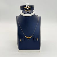 طقم ذهب جناح الصقر باللون الكحلي عيار 21 وزن 3.9 ج...