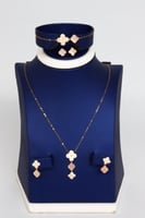 طقم ذهب فان كليف فخم بتصميم الماسي ملون عيار 18