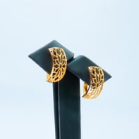 حلق ذهب ناعم عيار 21 بتصميم فريد وزن 1.92 جرام