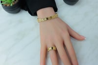 اسوارة فان كليف ذهب مع خاتم عيار 18 لأطلالة فاخرة