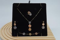 طقم ذهب ايطالي عيار 18 وزن 17.1 جرام