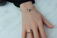 اسوارة مارلي ذهب مع خاتم مزين باللون الازرق تصميم...