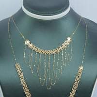 طقم ذهب ناعم عيار 18 مع مخنق ملكى بوزن 5.75 جرام