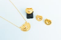 نصف طقم ذهب الرمش مطعم بالولو الابيض عيار 21 وزن 6...