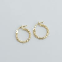 حلق ذهب عيار 18 بتصميم ايطالي مقمش وزن 0.77 جرام