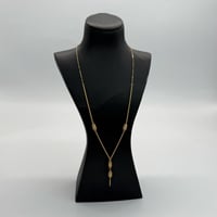 سبحة ذهب عيار 21 مطعمة بلون الميناء الكحلي وزن 4.9...