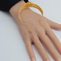 اسوارة ذهب عيار 21 بتصميم الزهرة اللامعة بوزن 19 ج...