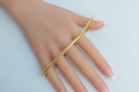 سوارة ذهب مودرن بتصميم مطاطي عيار 18 وزن 3.3 جرام