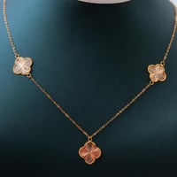 طقم ذهب تصميم الفان كليف ثلاث وردات عيار 21 وزن 6....