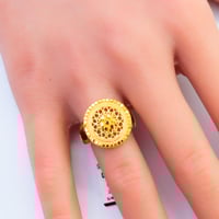 خاتم ذهب عيار 21 تصميم دائري فاخر وزن 3.67 جرام –...