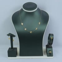 طقم ذهب عيار 18 بتصميم فان كليف خمس وردات وزن 6 جر...