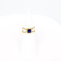 خاتم ذهب عيار 18 تصميم الماسي مزين بلون ازرق