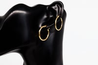 حلق ذهب ناعم تصميم سادة بسيط عيار 18 بوزن 2 جرام