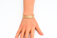 اسوارة ذهب عريضة عيار 18 بتصميم ايطالي وزن 21.9 جر...