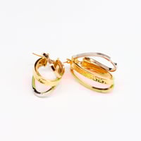 حلق ذهب دائري عيار 18 بتصميم مموج متداخل بوزن 3.7...