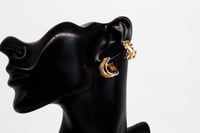 حلق ذهب بتصميمها المموج والفريد ذهب صافي عيار 18 و...