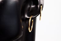 حلق ذهب ناعم تصميم سادة بسيط عيار 18 بوزن 2 جرام